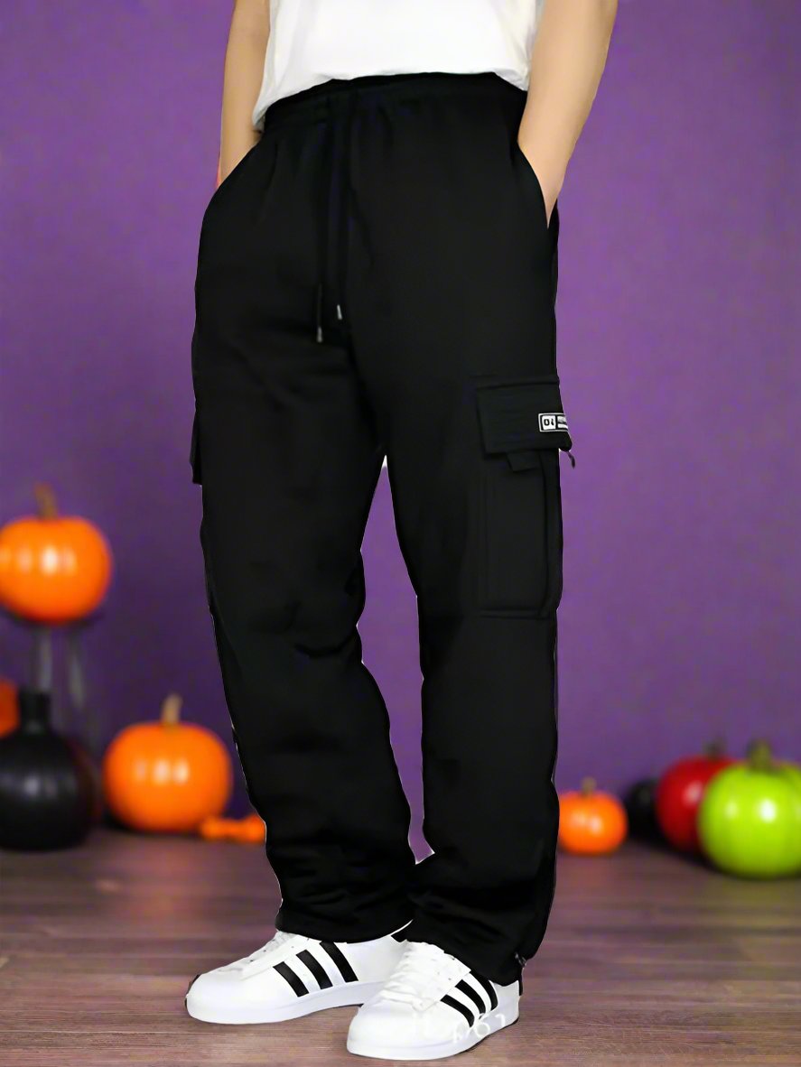 Made of 100% Polyester for a durable and comfortable wear, these loose jogging pants are perfect for sports and leisure activities. Featuring multiple pockets and a tether design, these pants combine functionality and style, making them a standout choice for men. Pair these pants with a simple t-shirt and sneakers for a casual and trendy look that is perfect for everyday wear. Suitable for a variety of occasions, these joggers can be worn for outdoor activities, sports, or just hanging out with friends. Des