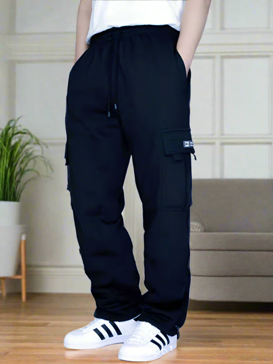 Made of 100% Polyester for a durable and comfortable wear, these loose jogging pants are perfect for sports and leisure activities. Featuring multiple pockets and a tether design, these pants combine functionality and style, making them a standout choice for men. Pair these pants with a simple t-shirt and sneakers for a casual and trendy look that is perfect for everyday wear. Suitable for a variety of occasions, these joggers can be worn for outdoor activities, sports, or just hanging out with friends. Des